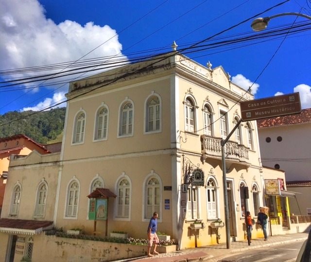 Архитектурата е от 1915 г. и първоначално е служила като резиденция. През 1983 г. Сградата е преобразувана в Дом на културата Domingos Martins, първият Дом на културата в Espírito Santo. В музея има снимки, мебели, телефони, пишещи машини и други предмети, принадлежали на първите имигранти.